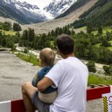 Les habitants du Lötschental scrutent la rivière Lonza. KEYSTONE/MICHAEL BUHOLZER